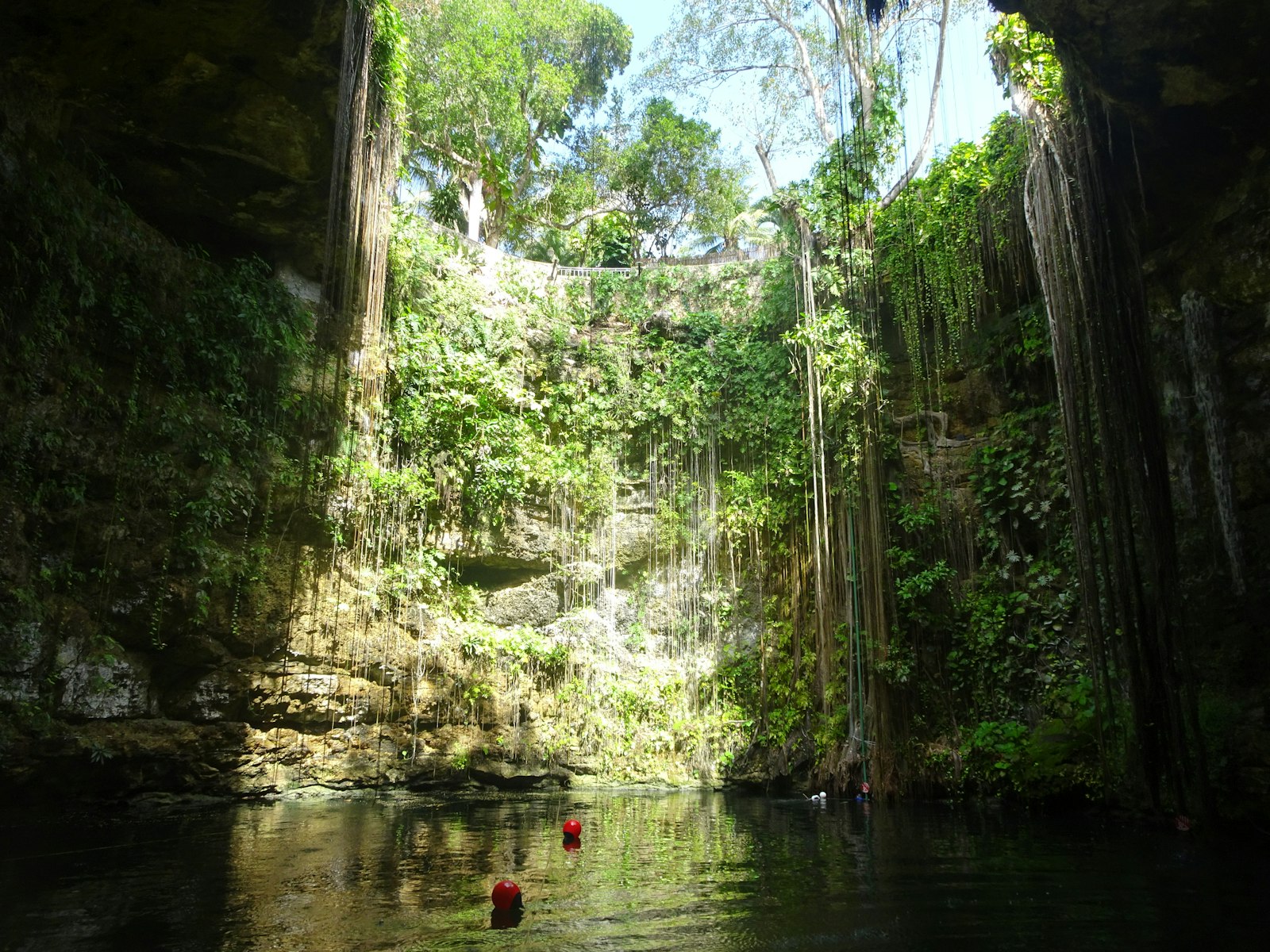 Cenote Ik Kil bij Chichén Itzá