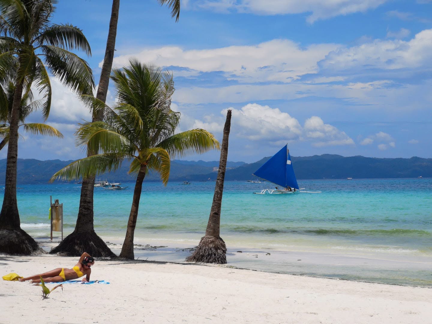 Palmbomen en zeilboten op White Beach, Boracay