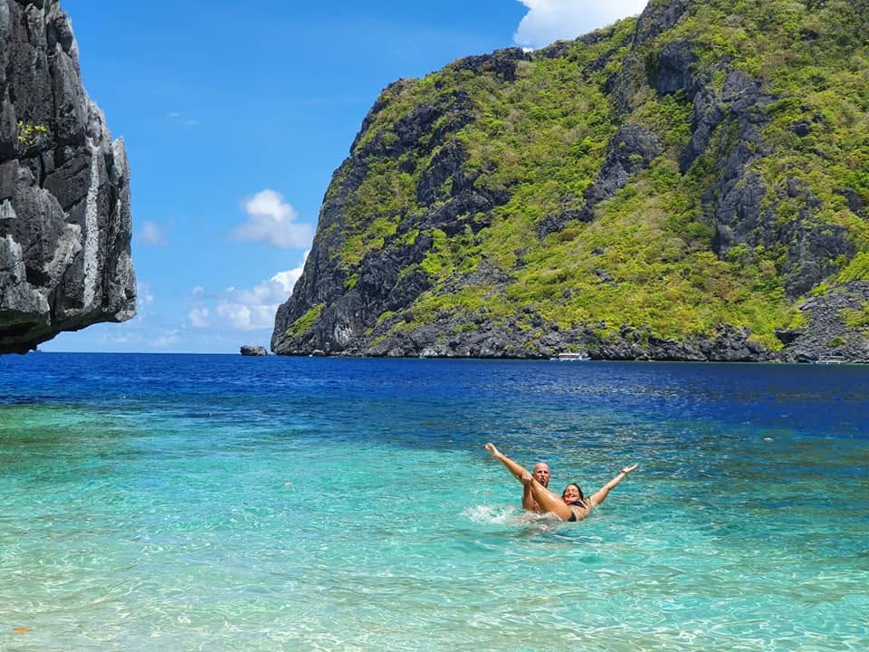 Zwemmen in turquoise water tussen de kalkstenen rotsen van Palawan