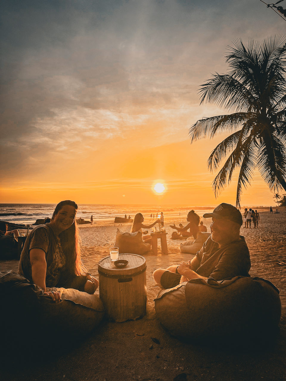 Zonsondergang op het strand aan de Pacifische kust van Costa Rica